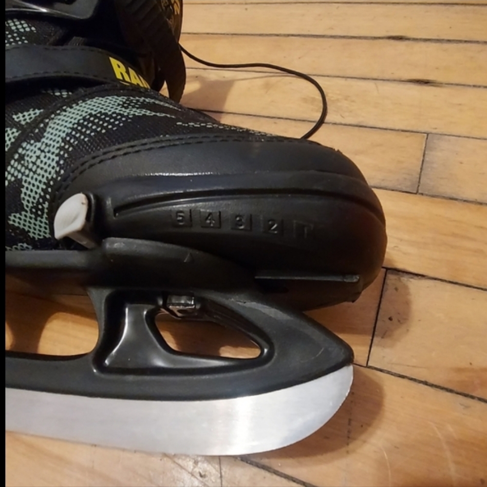 Adjustable Razor Kids Ice Skates with Protection - Picture 3 of 6